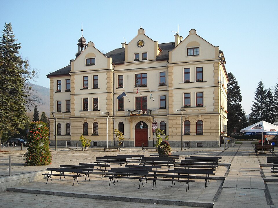 Miasto Ustroń, centrum, ratusz miejski.
